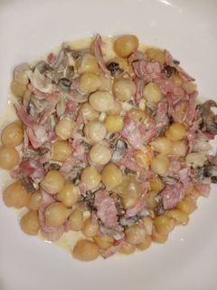 Una foto de Garbanzos con champiñones y bacon