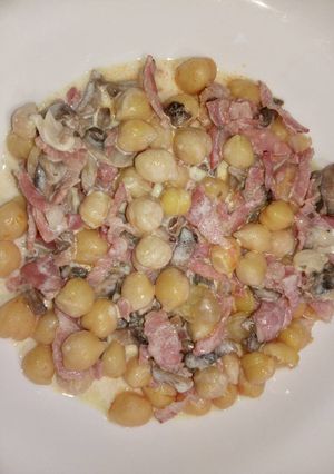 Foto principal de Garbanzos con champiñones y bacon