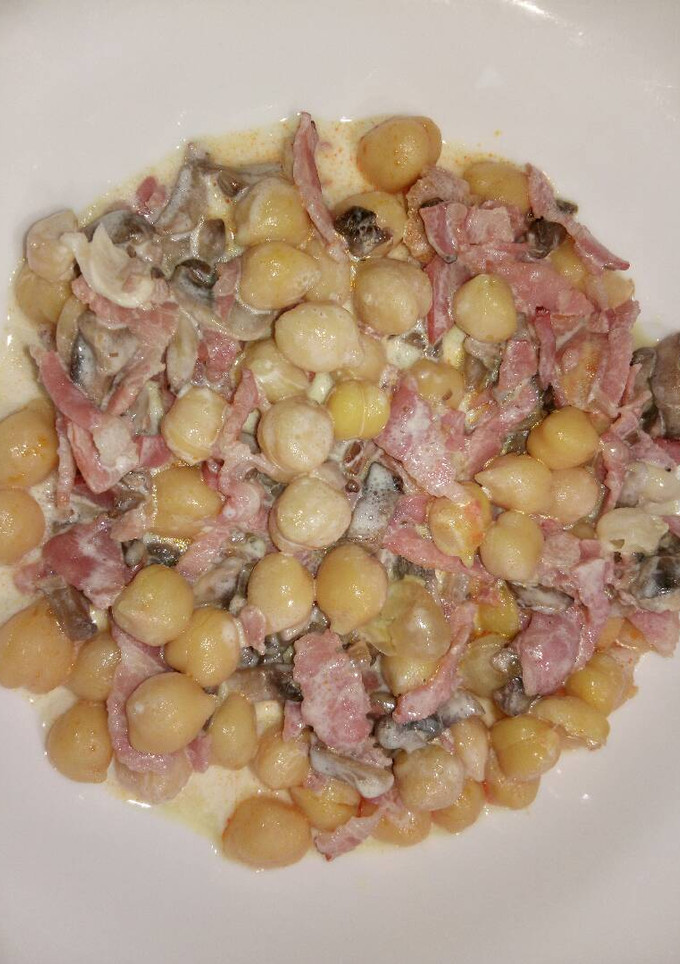 Una foto de Garbanzos con champiñones y bacon