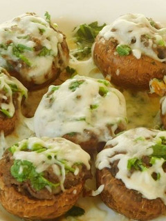சீசி காளான் (HUNMMUS STUFFED CHEESY MUSHROOMS receip in tamil) செய்முறை முக்கிய புகைப்படம்