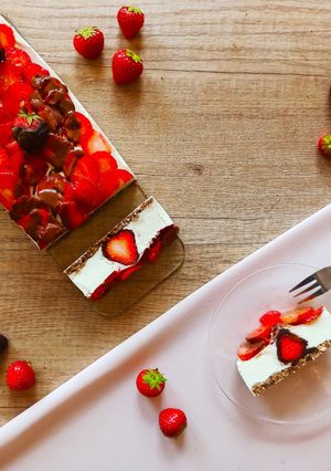 Zdjęcie przepisu Sernik z truskawkami w czekoladzie.