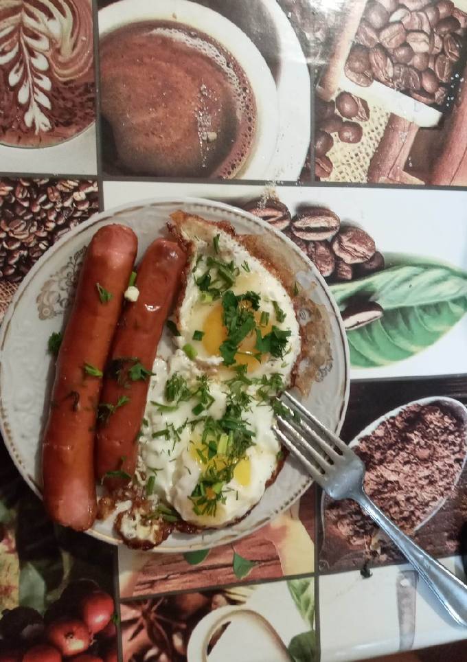 Яичница с сосисками 😋😋