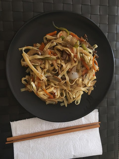 Una foto de Wok de fideos de arroz, ternera y verduras