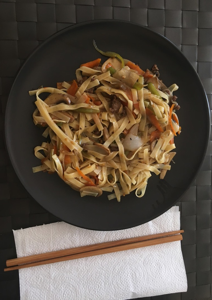 Una foto de Wok de fideos de arroz, ternera y verduras
