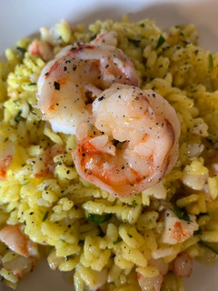 Foto di Risotto freddo allo zafferano con Zucchine saltate e code di gambero