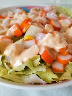 Una foto de Ensaladilla de gambas y palitos de cangrejo