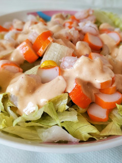 Una foto de Ensaladilla de gambas y palitos de cangrejo