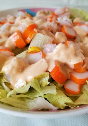 Una foto de Ensaladilla de gambas y palitos de cangrejo