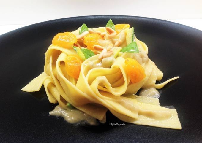 Pappardelle con crema di melanzana, datterini gialli confit e zucchine