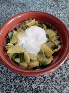 Una foto de Patatas con pimientos y huevos en microondas