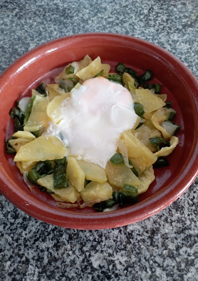 Una foto de Patatas con pimientos y huevos en microondas