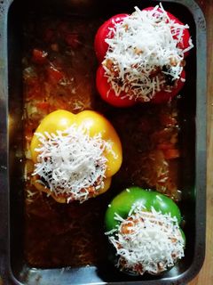 Una foto de Pimientos tricolores rellenos RECETA VEGETARIANA