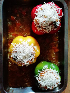 Una foto de Pimientos tricolores rellenos RECETA VEGETARIANA