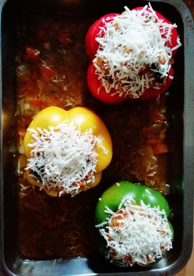 Una foto de Pimientos tricolores rellenos RECETA VEGETARIANA