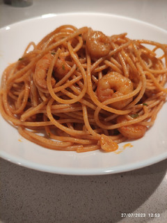 Una foto de Espaguetis con gambas al ajillo