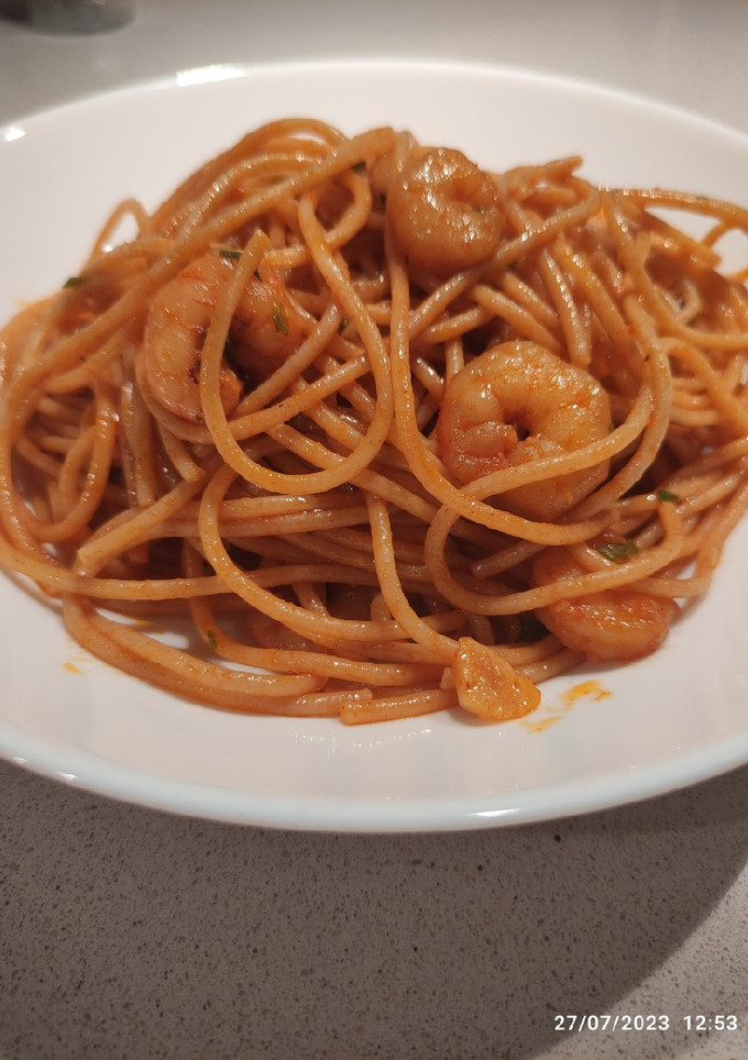 Una foto de Espaguetis con gambas al ajillo