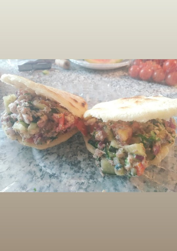 Una foto de Arepa con sardina y pico de gallo