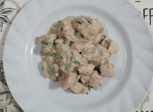 Una foto de Pollo en cubos con salsa de verdeo light