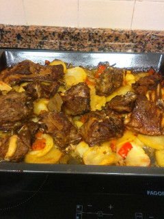 Una foto de Cabrito al horno con patatas panadera
