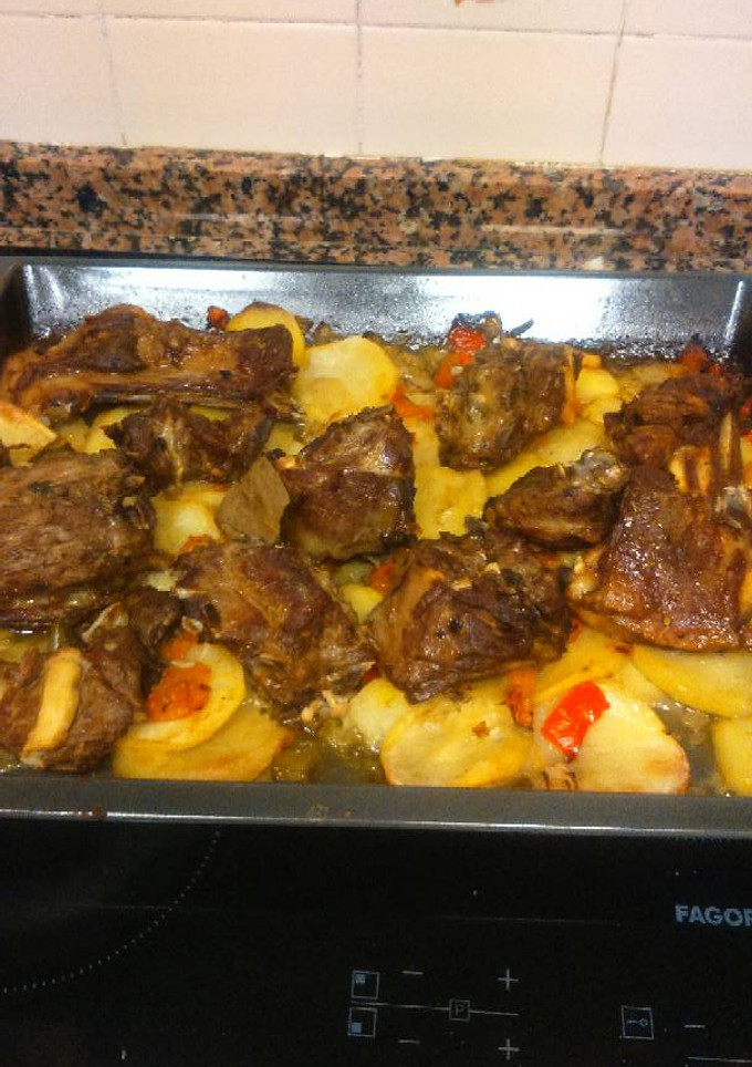 Una foto de Cabrito al horno con patatas panadera
