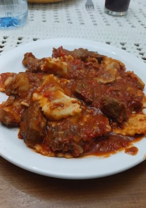 Una foto de Ravioles con estofado de carne al disco 🪩🥩🍝