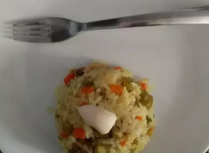 Una foto de Arroz con pollo y cúrcuma