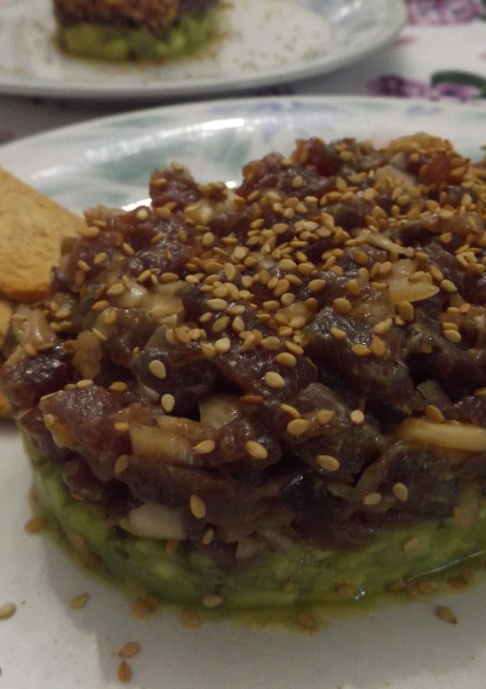 Una foto de Tartar de bonito con aguacate y sésamo tostado