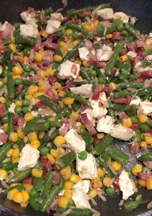 Zöldség baconnel és feta sajttal recept fotója