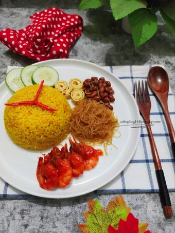 Cara Mudah Membikin Resep  Nasi kuning simple rice cooker yang Bisa Manjain Lidah, Menggugah Selera
