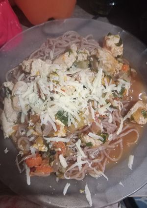 Una foto de Fideos Integral y Tuco de Pollo con Tofu y Albahaca y Cilantro