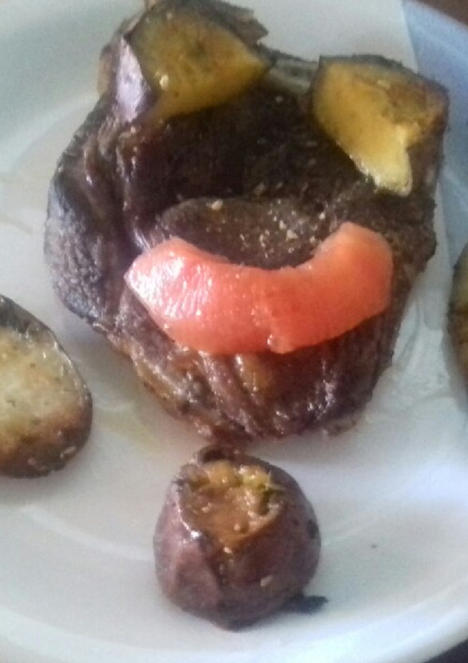 Una foto de Chuleta al horno con papas y boniatos