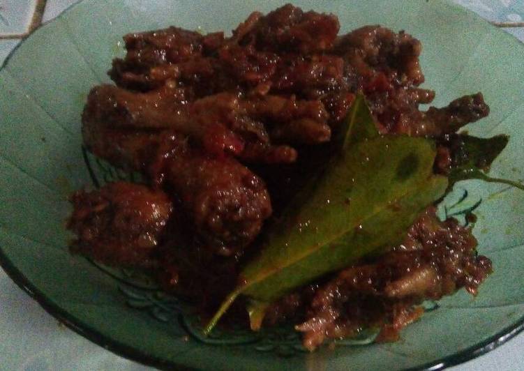 Ceker dan kepala ayam bumbu merah ala Anggi