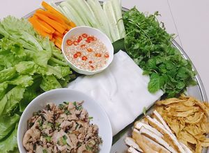 Hình của món Phở cuốn thập cẩm.