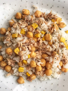 Una foto de Arroz con garbanzos y atún 🍚