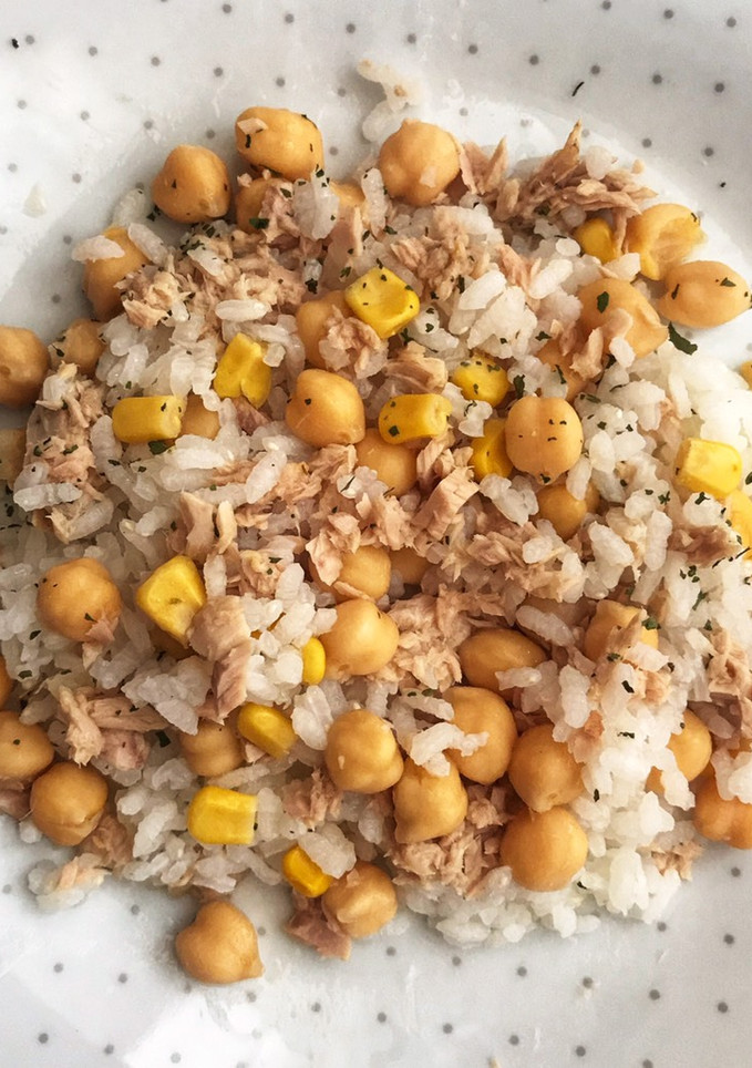 Una foto de Arroz con garbanzos y atún 🍚