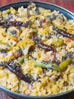 वेजिटेबल मसाला खिचड़ी (Vegetable masala khichdi recipe in hindi) रेसिपी मुख्य फोटो