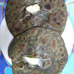 A picture of Bathua paratha.