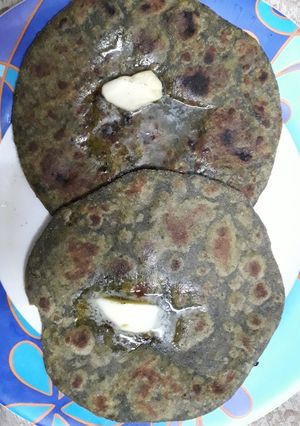 A picture of Bathua paratha.