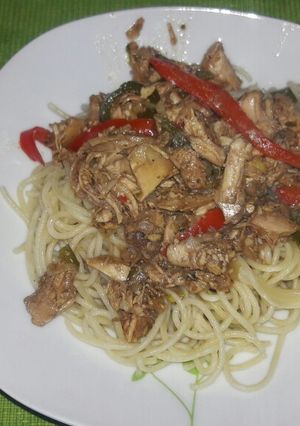 Una foto de Espaguetis salteado de pollo..🍽