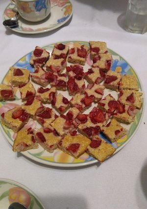 Una foto de Bocaditos de avena, yogurt y frutillas