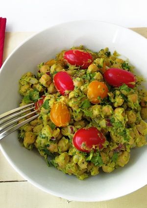 Una foto de Ensalada de garbanzos y guacamole