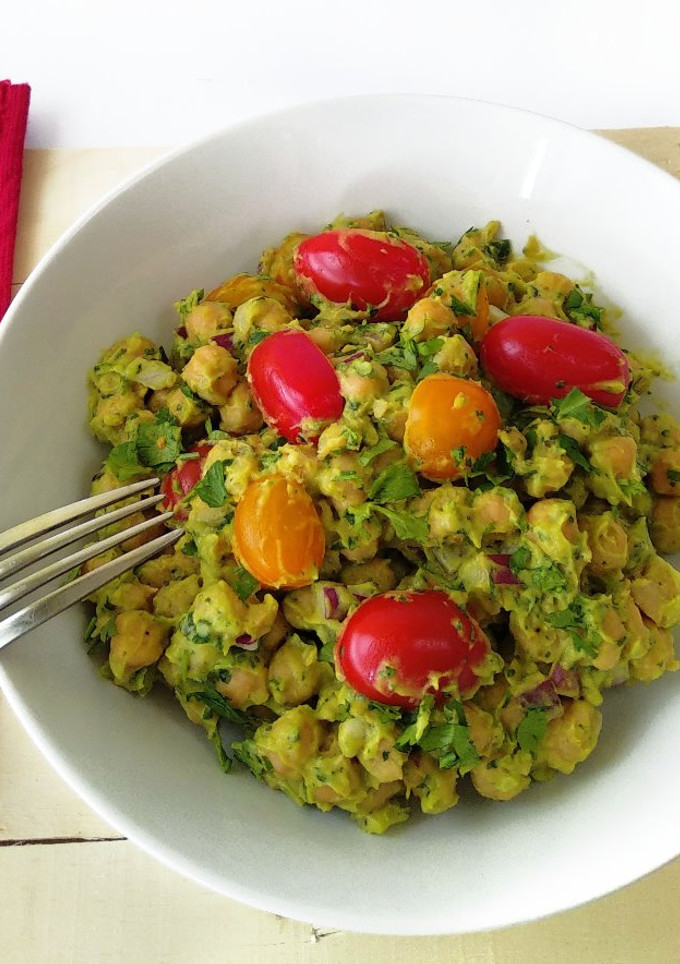 Una foto de Ensalada de garbanzos y guacamole