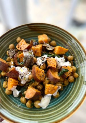 Una foto de Salteado de otoño con garbanzos, setas y batata
