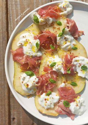 Une photo de Salade poire buratta et jambon cru