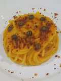 Spaghetti crema di peperoni gialli capperi e crumble di acciuga
