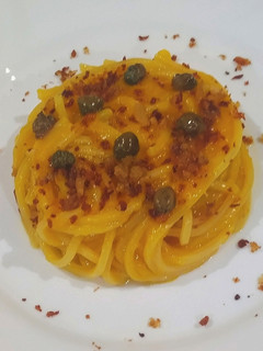 Foto di Spaghetti crema di peperoni gialli capperi e crumble di acciuga