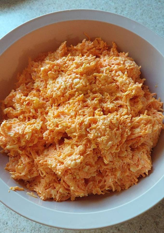 Морквяний салат з часником і сиром