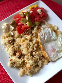 Una foto de Migas de couscous, chorizo vegano, huevo y ensalada🌱vegetariana