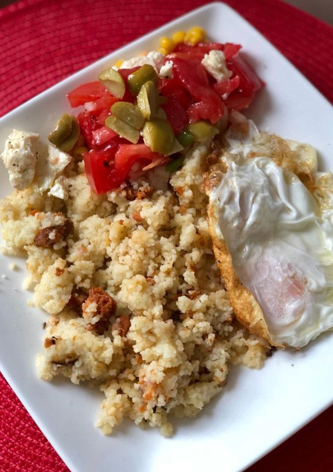 Una foto de Migas de couscous, chorizo vegano, huevo y ensalada🌱vegetariana