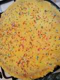Pan di spagna con crema pasticcera e zuccherini colorati